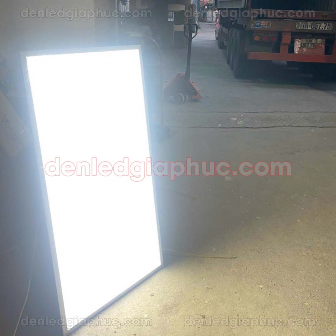 Hình ảnh đèn 600x1200 96W Vo Lighting sáng trắng