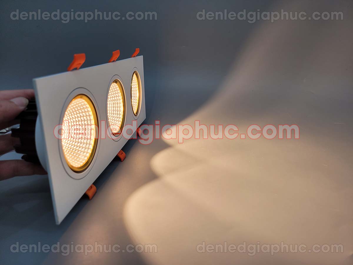 Hình ảnh đèn led downlight 3 bóng viền vàng Hình ảnh đèn led downlight 3 bóng viền vàng